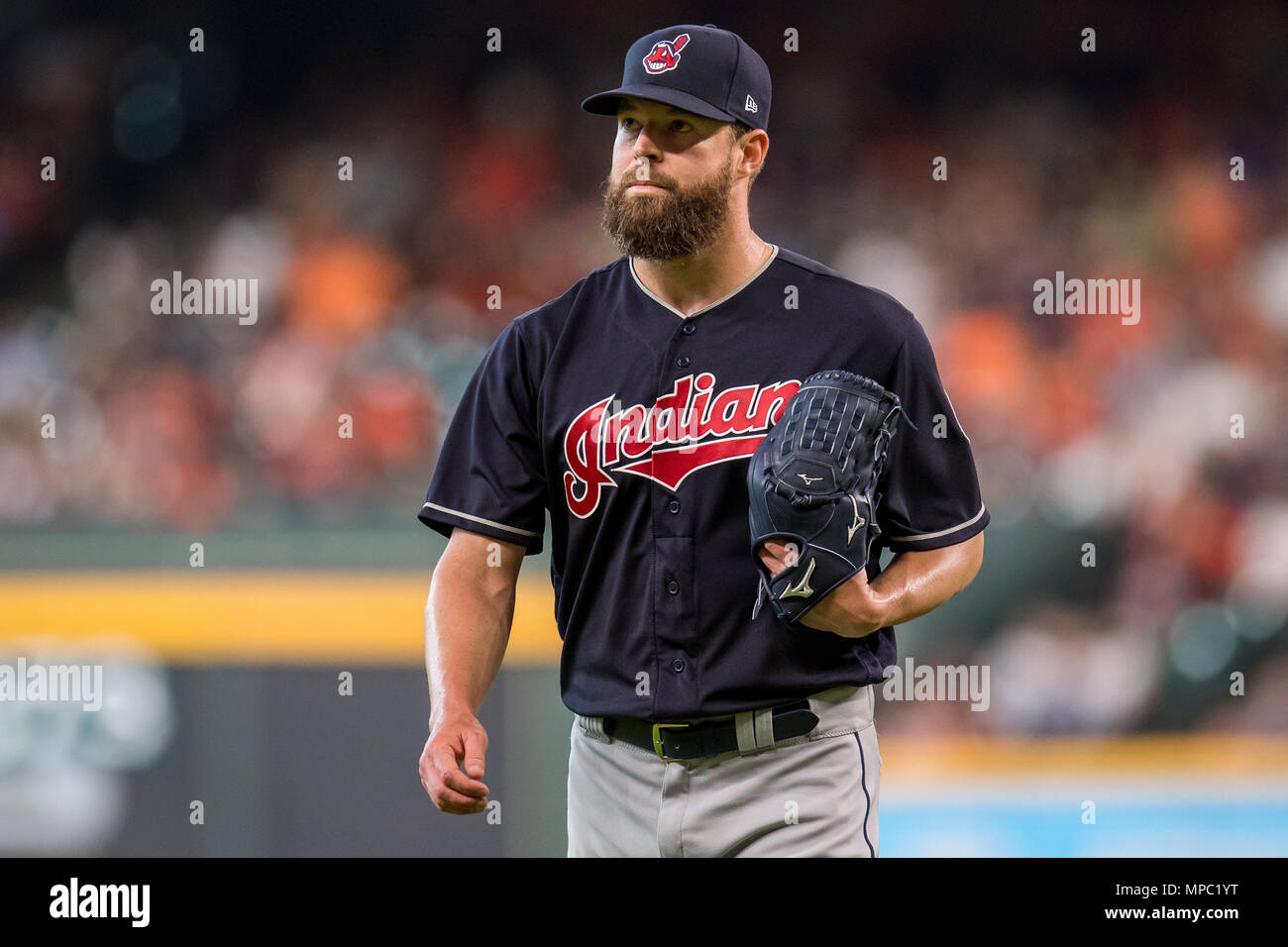 Houston, TX, Stati Uniti d'America. 19 Maggio, 2018. Cleveland Indians a partire lanciatore Corey Kluber (28) durante un Major League Baseball gioco tra Houston Astros e Cleveland Indians al Minute Maid Park a Houston, TX. Cleveland ha vinto il gioco da 5 a 4.Trask Smith/CSM/Alamy Live News Foto Stock