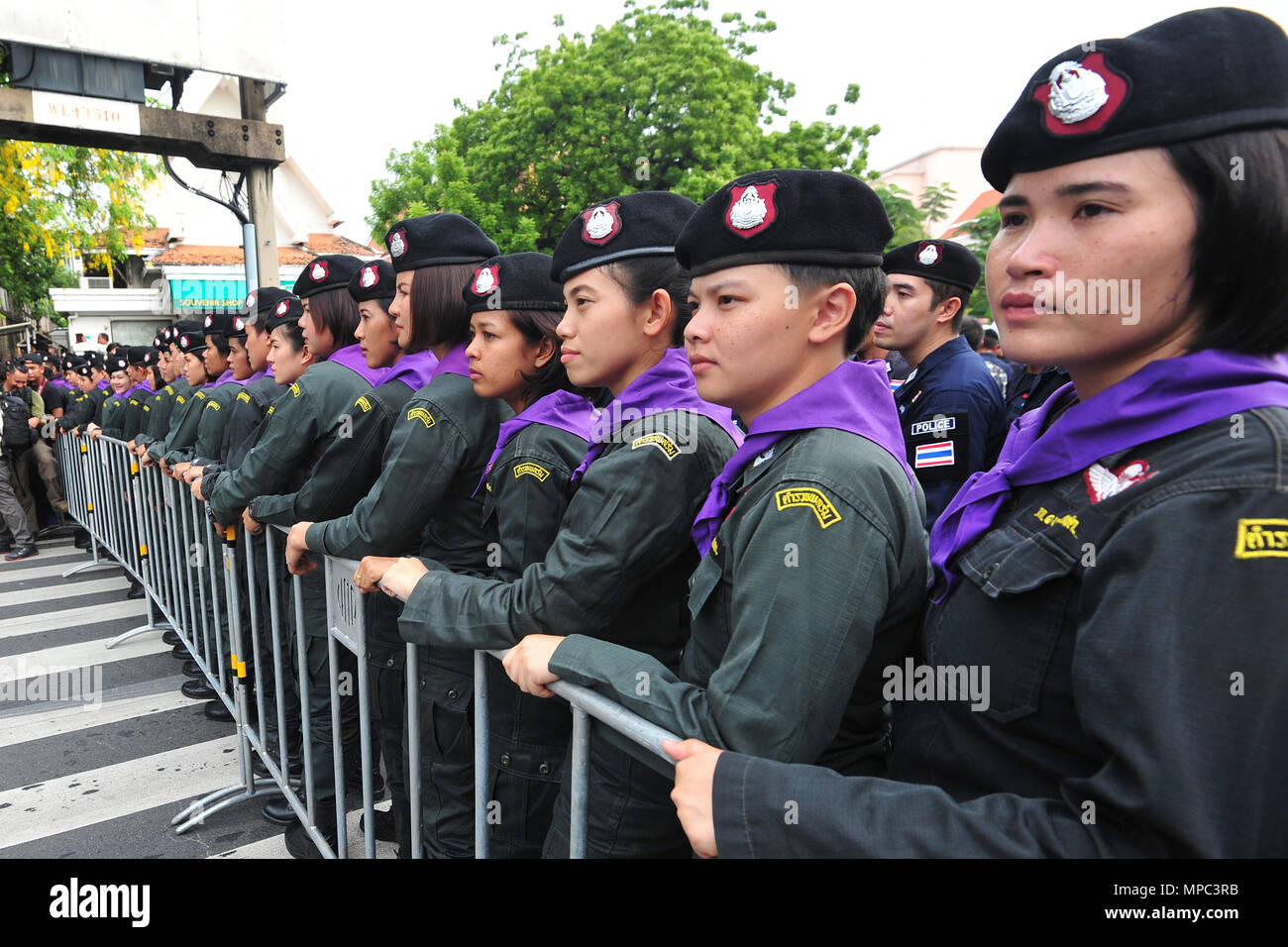 Bangkok. 22 Maggio, 2018. Polizia tailandese blocco di ufficiali di pro-democrazia manifestanti da marciando verso la sede del governo durante un rally a Bangkok, Thailandia, 22 maggio 2018. Credito: Rachen Sageamsak/Xinhua/Alamy Live News Foto Stock