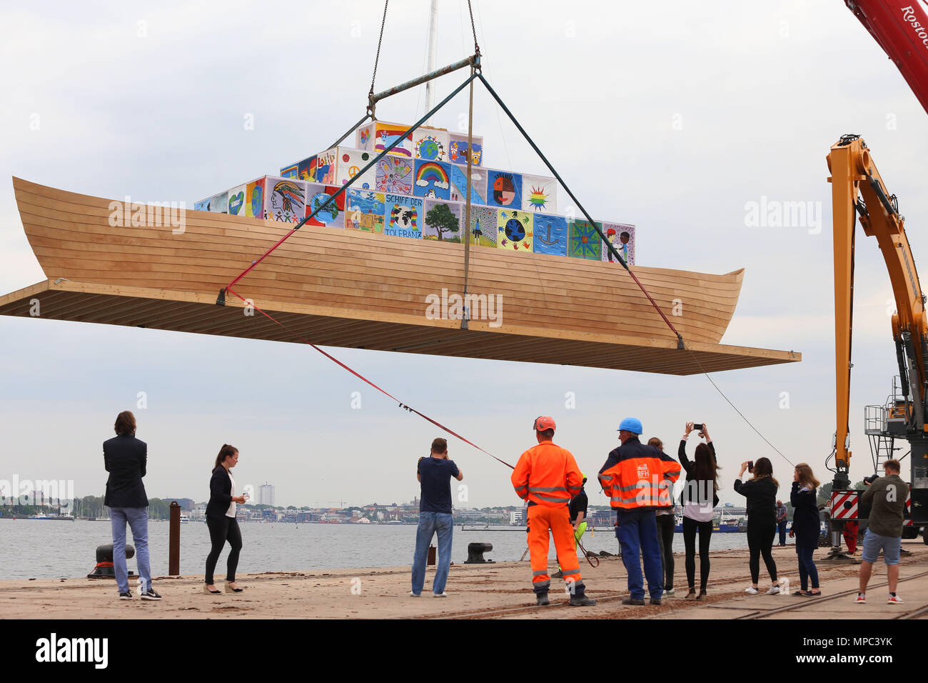 15 maggio 2018, Rostock, Germania: l'arte internazionale progetto nave della tolleranza per l'artista giovane Kabakov è sollevata su un pontone a Rostock's cargo e porto di pesca. La nave è di dieci tonnellate di pesanti e lunga 20 metri e vi si trovano nel porto della città di Rostock. Foto: Danny Gohlke/dpa-Zentralbild/dpa Foto Stock