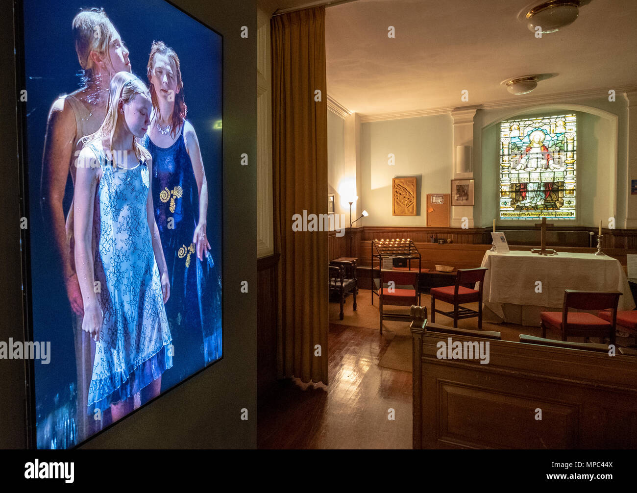 22 Maggio, 2018. Edimburgo, Scozia, Regno Unito. Installazione Video " tre donne " di Bill Viola a San Cutberto la Chiesa Parrocchiale di Edimburgo. Anche se sul display dal 1 maggio, il display non è stato pubblicizzato fino a quando questa settimana. Credito: Iain Masterton/Alamy Live News Foto Stock