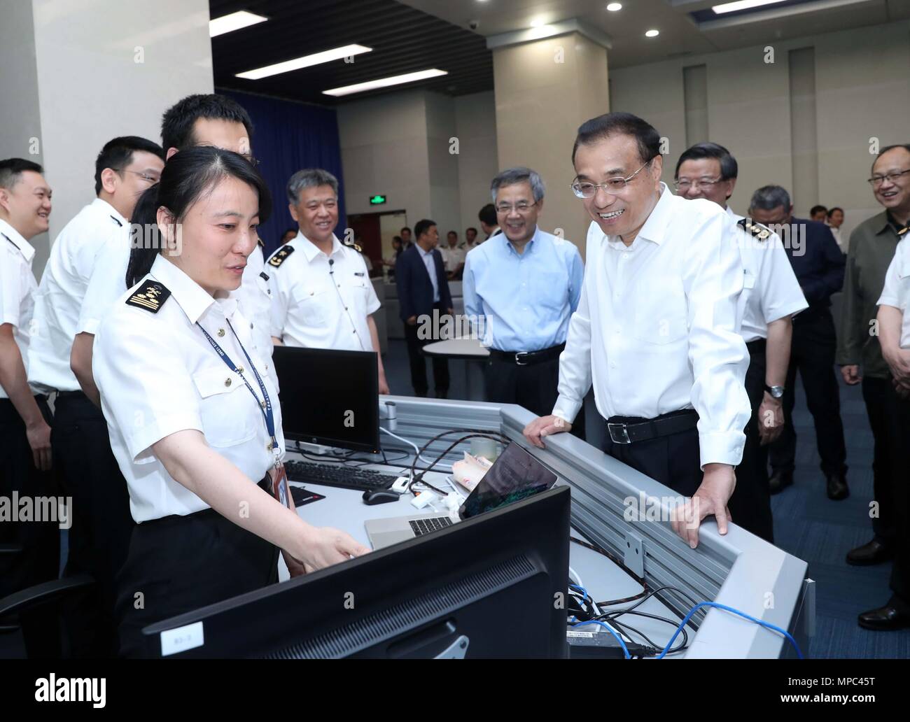 Pechino, Cina. 21 Maggio, 2018. Il premier cinese LI Keqiang fa un giro di ispezione per l'amministrazione generale delle dogane di Pechino, capitale della Cina, 21 maggio 2018. Credito: Liu Weibing/Xinhua/Alamy Live News Foto Stock