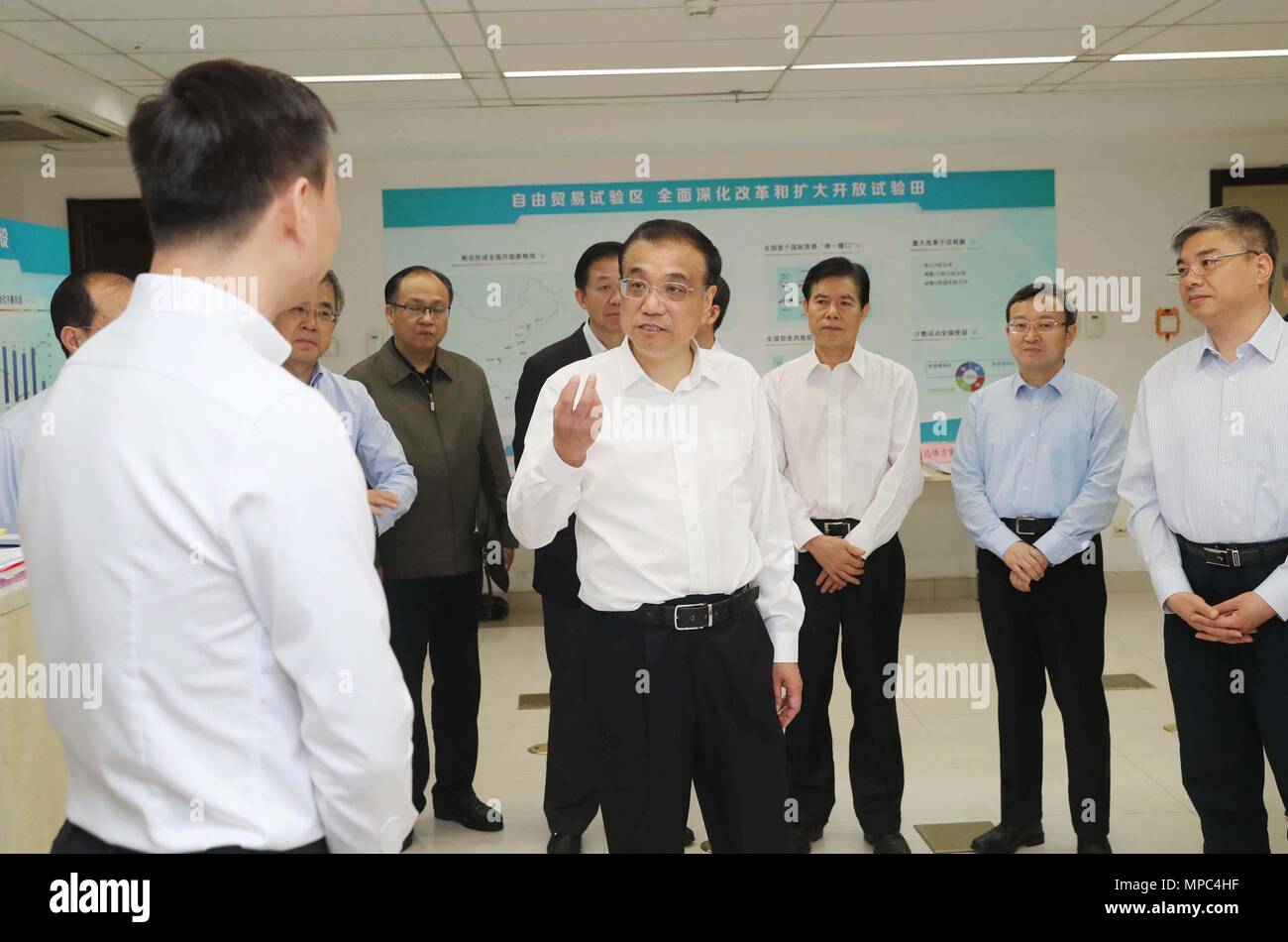 Pechino, Cina. 21 Maggio, 2018. Il premier cinese LI Keqiang fa un giro di ispezione per il Ministero del commercio di Pechino, capitale della Cina, 21 maggio 2018. Credito: Liu Weibing/Xinhua/Alamy Live News Foto Stock