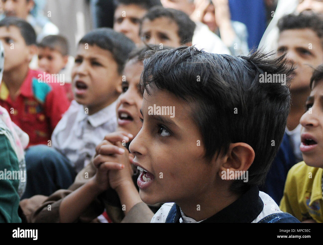 Sanaa, Yemen. 22 Maggio, 2018. Bambini yemenita leggere l alfabeto arabo come essi partecipare a lezioni gratuite per imparare la lingua araba a una moschea durante il mese del Ramadan in Sanaa, Yemen, il 22 maggio 2018. Credito: Mohammed Mohammed/Xinhua/Alamy Live News Foto Stock