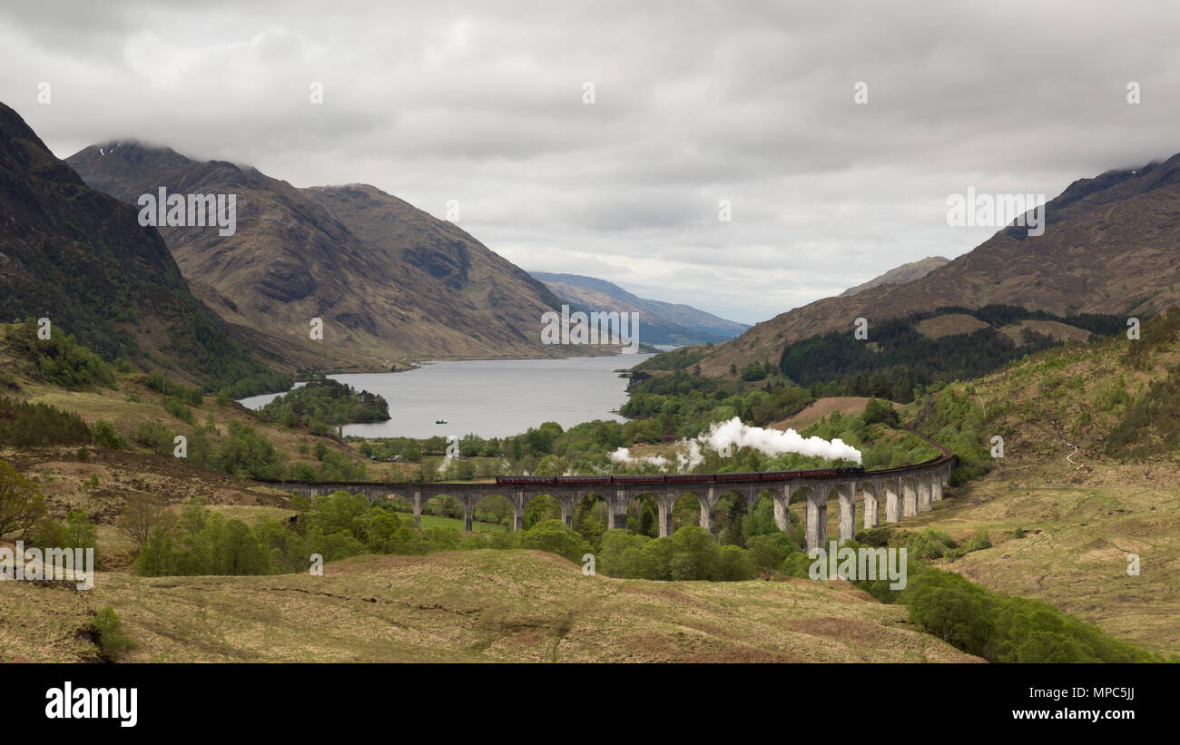 Glenfinnan, Regno Unito. 22 maggio 2018. Locomotiva a vapore 44871 tira il giacobita su viadotto Glenfinnan, sulla West Highland linea tra Fort William e Mallaig. Credito: Andrew Plummer/Alamy Live News Foto Stock