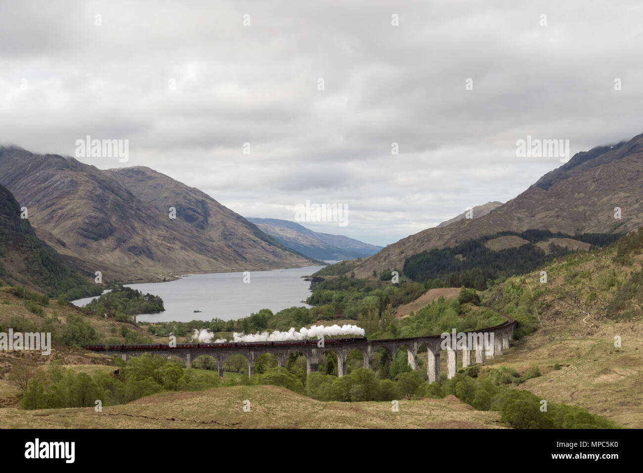 Glenfinnan, Regno Unito. 22 maggio 2018. Locomotiva a vapore 44871 tira il giacobita su viadotto Glenfinnan, sulla West Highland linea tra Fort William e Mallaig. Credito: Andrew Plummer/Alamy Live News Foto Stock