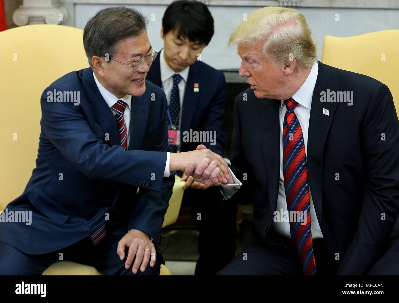 Il Presidente degli Stati Uniti, Trump scuote le mani con il Presidente sud coreano Moon Jae-in durante una riunione in ufficio Ovale della Casa Bianca il 22 maggio 2018 a Washington DC. Credito: Oliver Contreras / Pool via CNP | Utilizzo di tutto il mondo Foto Stock