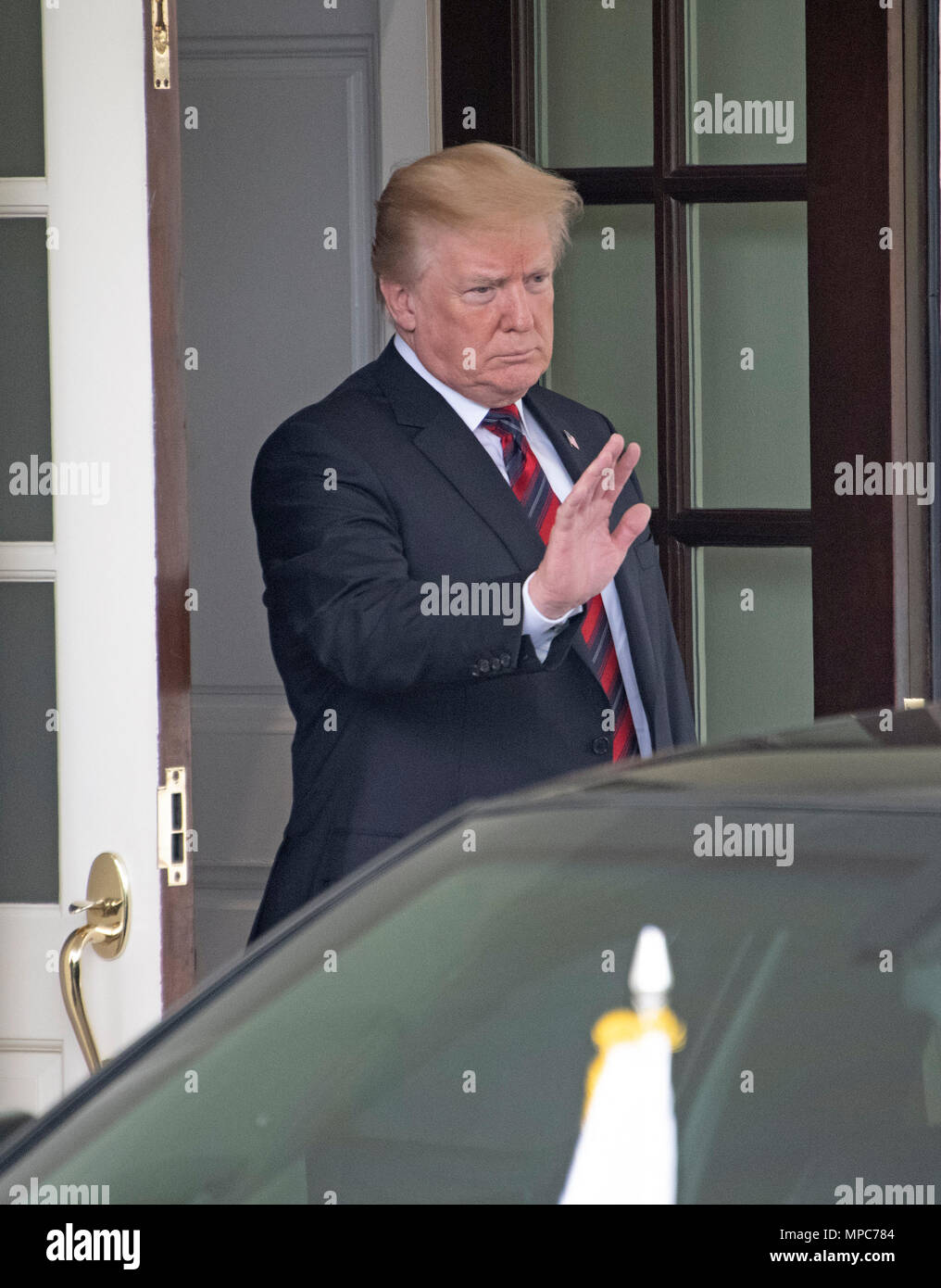 Il Presidente degli Stati Uniti, Trump onde addio al Presidente Moon Jae-in della Corea del Sud il loro incontro alla Casa Bianca di Washington, DC martedì, 22 maggio 2018. I due leader sono riuniti davanti al Presidente Trump's vertice programmato con Kim Jung-ONU della Corea del Nord che è provvisoriamente programmati per il mese di giugno 12, 2018 a Singapore. Credito: Ron Sachs/CNP /MediaPunch Foto Stock