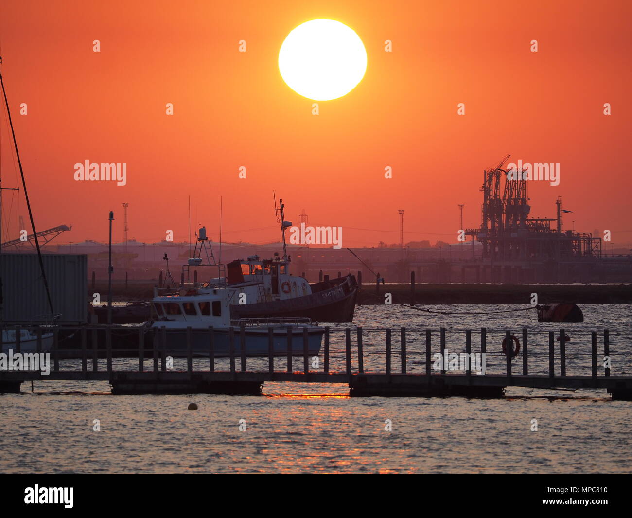 Queenborough, Kent, Regno Unito. 22 Maggio, 2018. Regno Unito Meteo: questa sera al tramonto in Queenborough Kent. Credito: James Bell/Alamy Live News Foto Stock