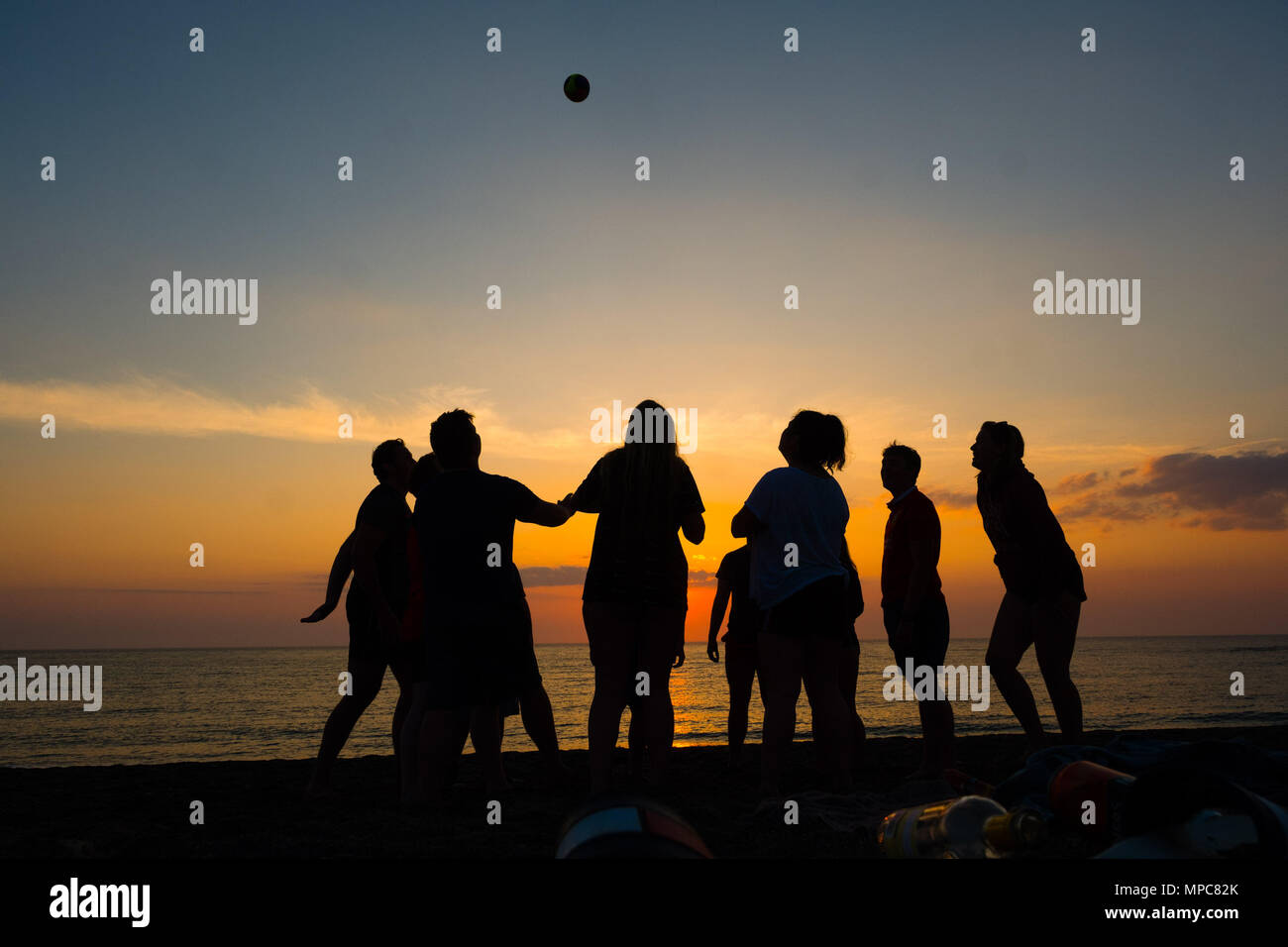 Aberystwyth Wales UK, martedì 22 maggio 2018 UK Meteo: un gruppo di studenti universitari la riproduzione di giochi con la palla sulla spiaggia si stagliano contro il sole di setting in Aberystwyth, alla fine di una giornata di caldo sole primaverile foto © Keith Morris / Alamy Live News Foto Stock