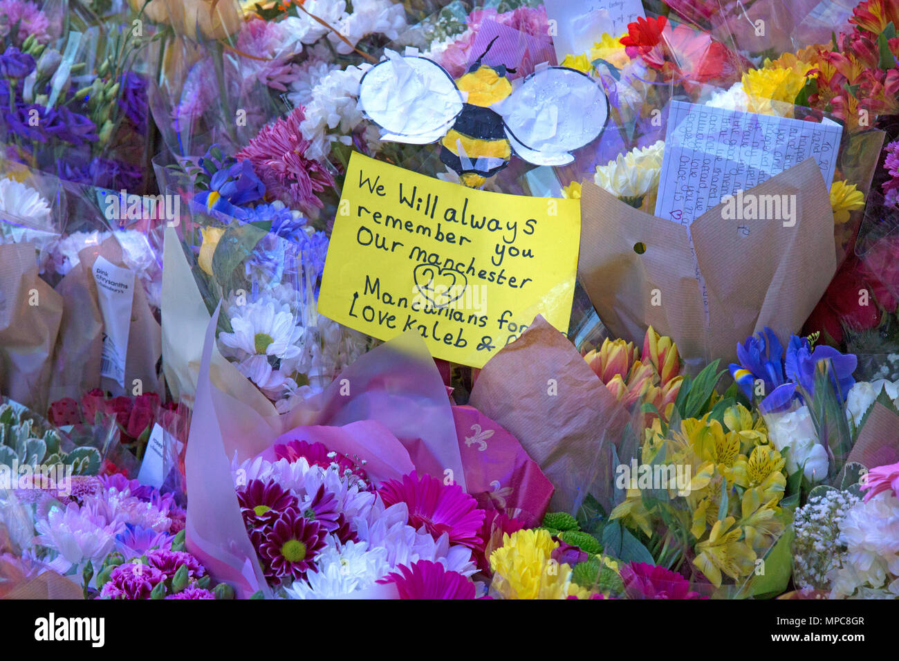 Manchester, Regno Unito. 22 Maggio, 2018. Omaggi floreali in St. Ann's Square nel centro di Manchester, a ricordare il 22 vittime dei bombardamenti contro il Manchester Arena, dopo il concerto dato dalla cantante americana Ariana Grande. Credito: Rob Carter/Alamy Live News Foto Stock