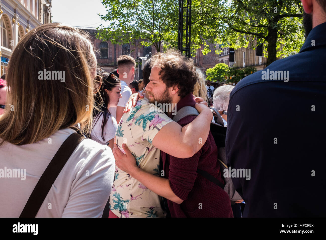 La St Anne's Square, Manchester, Regno Unito. 22 Maggio, 2018. Persone in St. Anne's Square, Manchester per commemorare il primo anniversario della Manchester Arena bombardamenti. Credito: Ian WALKER/Alamy Live News Foto Stock