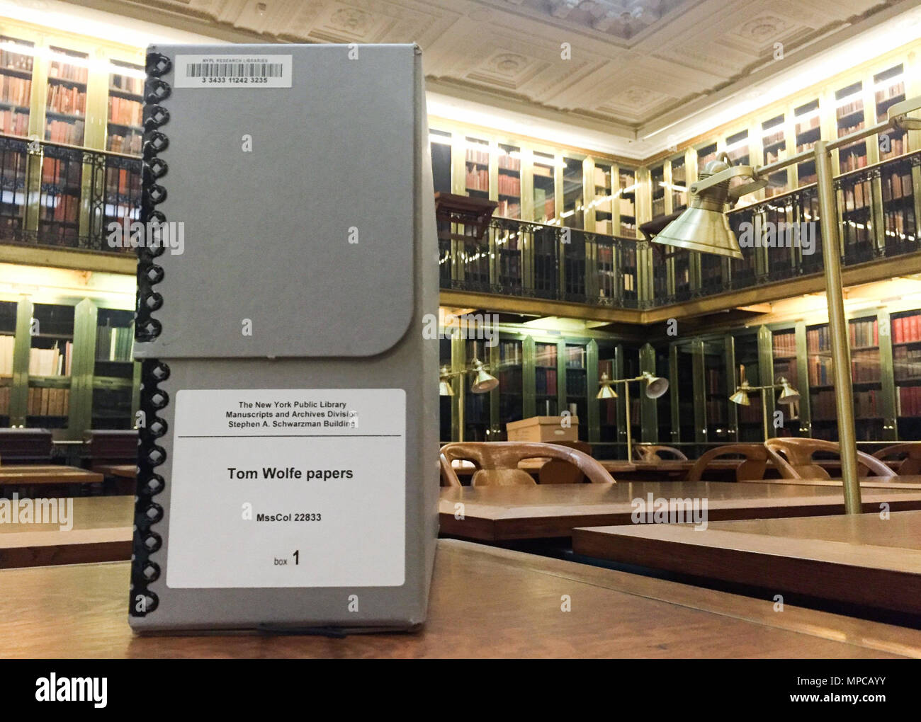 17 marzo 2016, USA, New York: una scatola con materiale di archivio dello scrittore Tom Wolfe in piedi la biblioteca pubblica. L'autore americano morti di età compresa tra i 88 il 14 maggio 2018. Foto: Christina Horsten/dpa Foto Stock