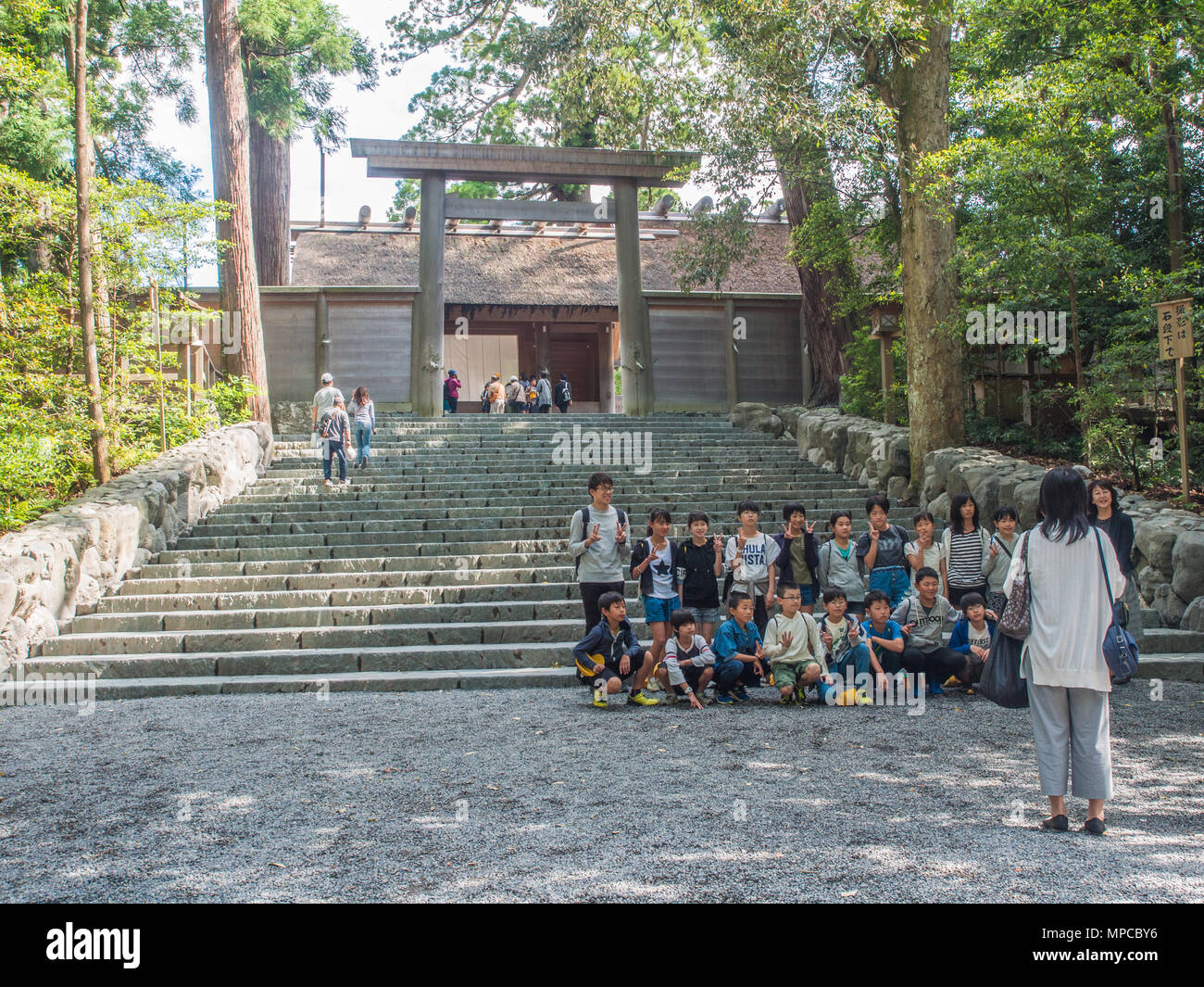 Un gruppo di scuola giapponese i bambini che è fotografata davanti Goshoden santuario principale, Naiku, Ise Jingu, Mie, Giappone Foto Stock