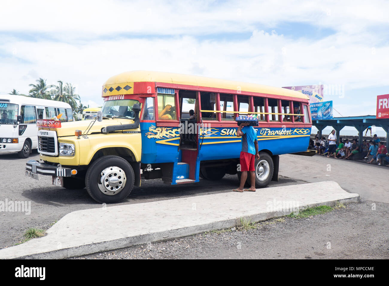 Apia, Samoa - 30 Ottobre 2017: Vendor con spuntini avvicinando un vintage Toyota autobus a Apia stazione degli autobus nell'isola di Upolu Foto Stock