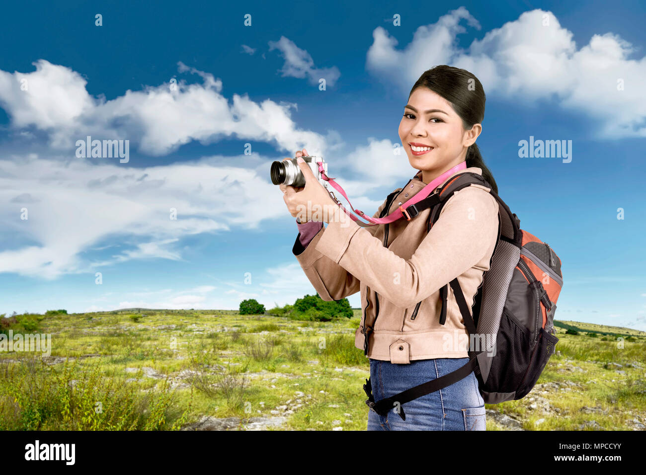 Bella asiatica turistico con sacco tramite fotocamera sul campo Foto Stock
