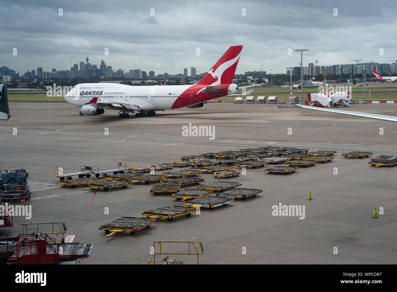 13.05.2018, Sydney, Nuovo Galles del Sud, Australia - Un Boeing 747-400 aereo passeggeri della compagnia australiana Qantas è visto in rullaggio a aeroporto di Sydney. Foto Stock