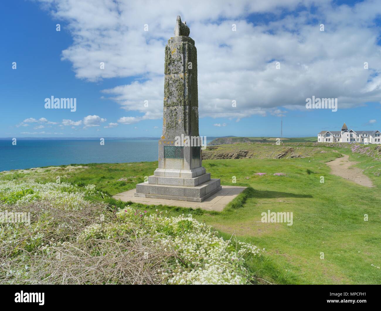 Il Marconi monumento sulla costa sud-ovest percorso sopra Poldhu in lucertola Foto Stock