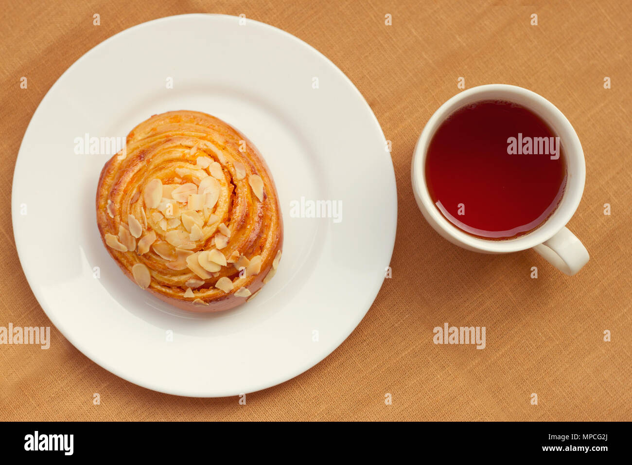 Un panino e la tazza di tè sul vassoio Foto Stock
