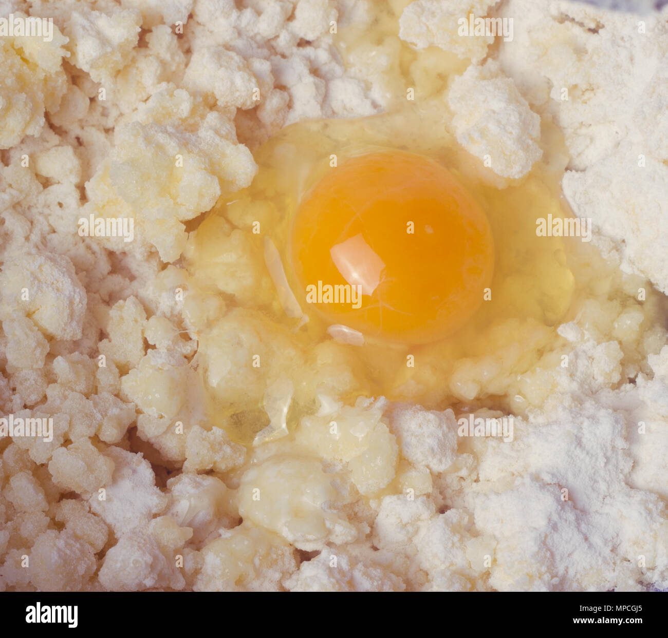 Pasta con le uova e versare in una ciotola Foto Stock