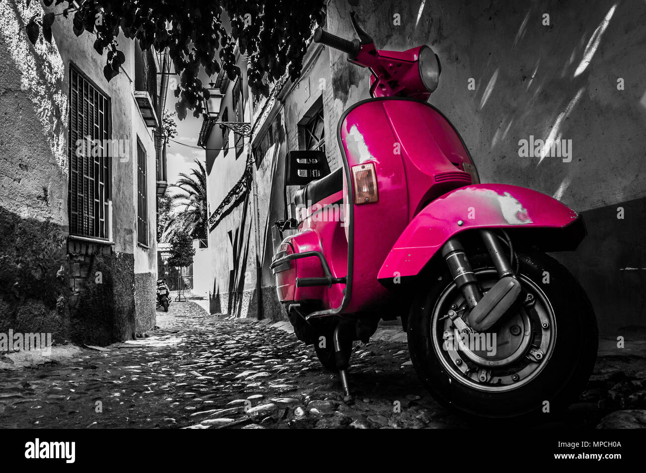 Pink scooter Vespa parcheggiata in un vecchio vuoto strada lastricata in Italia Foto Stock