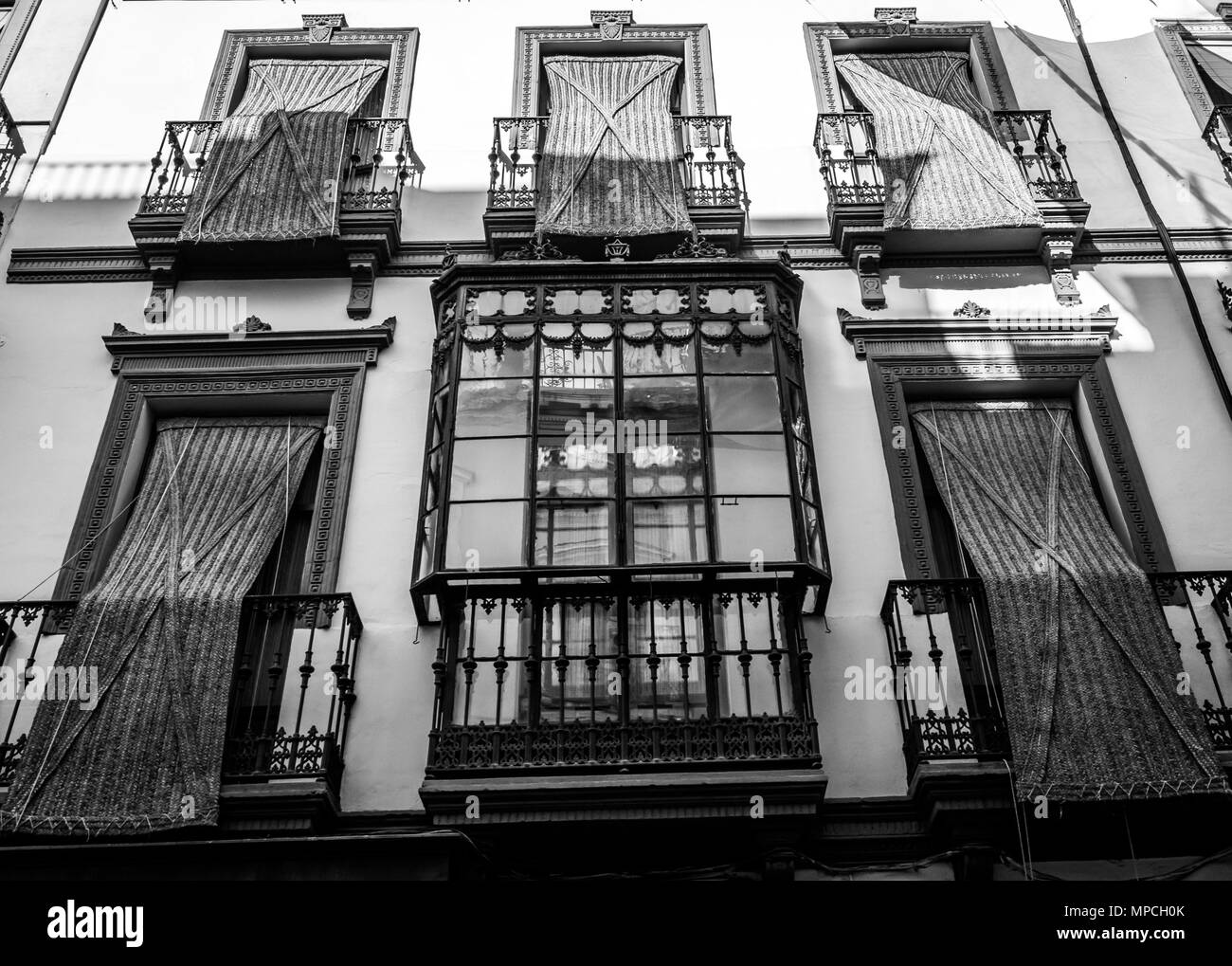 Sun-proof windows in strada di Siviglia in Spagna Foto Stock Sun-proof windows in strada di Siviglia in Spagna Foto Stock
