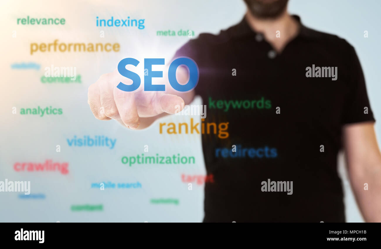 Uomo di toccare la parola SEO sul traslucido interfaccia touch-screen con word cloud Foto Stock