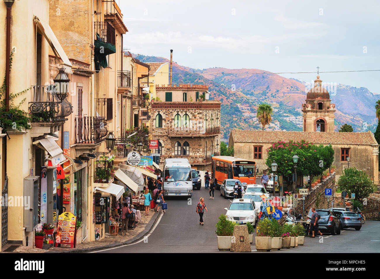 Taormina, Italia - 25 Settembre 2017: la gente sulla strada antica con la chiesa di San Pancrazio a Taormina, Sicilia, Italia Foto Stock