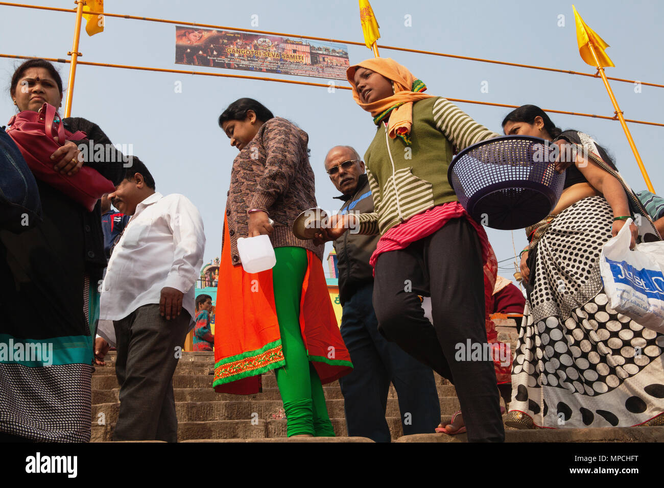 India, Uttar Pradesh, Varanasi, pellegrini su Kedar Ghat. Foto Stock