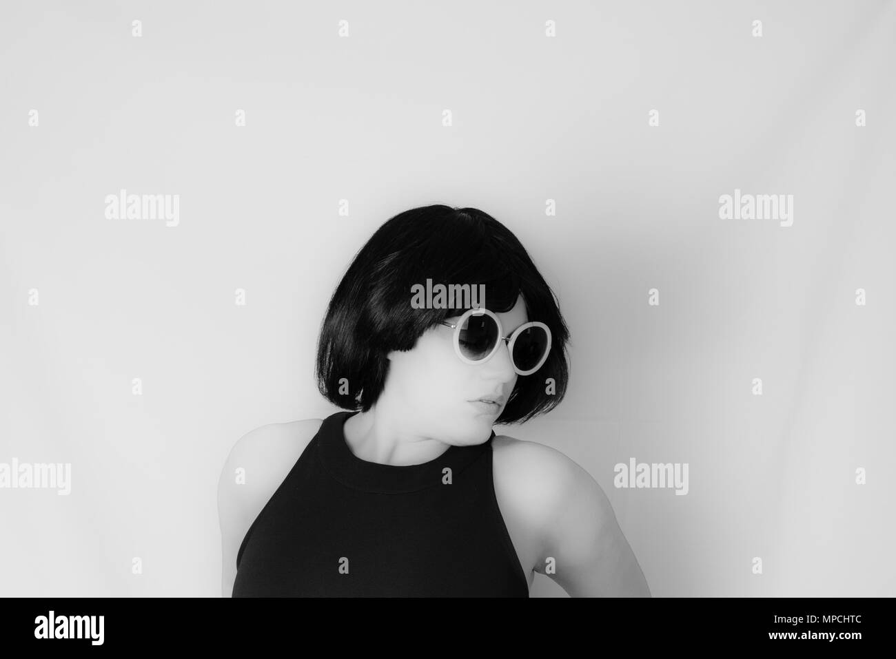 Spensierato modo: modello con occhiali da sole Foto Stock