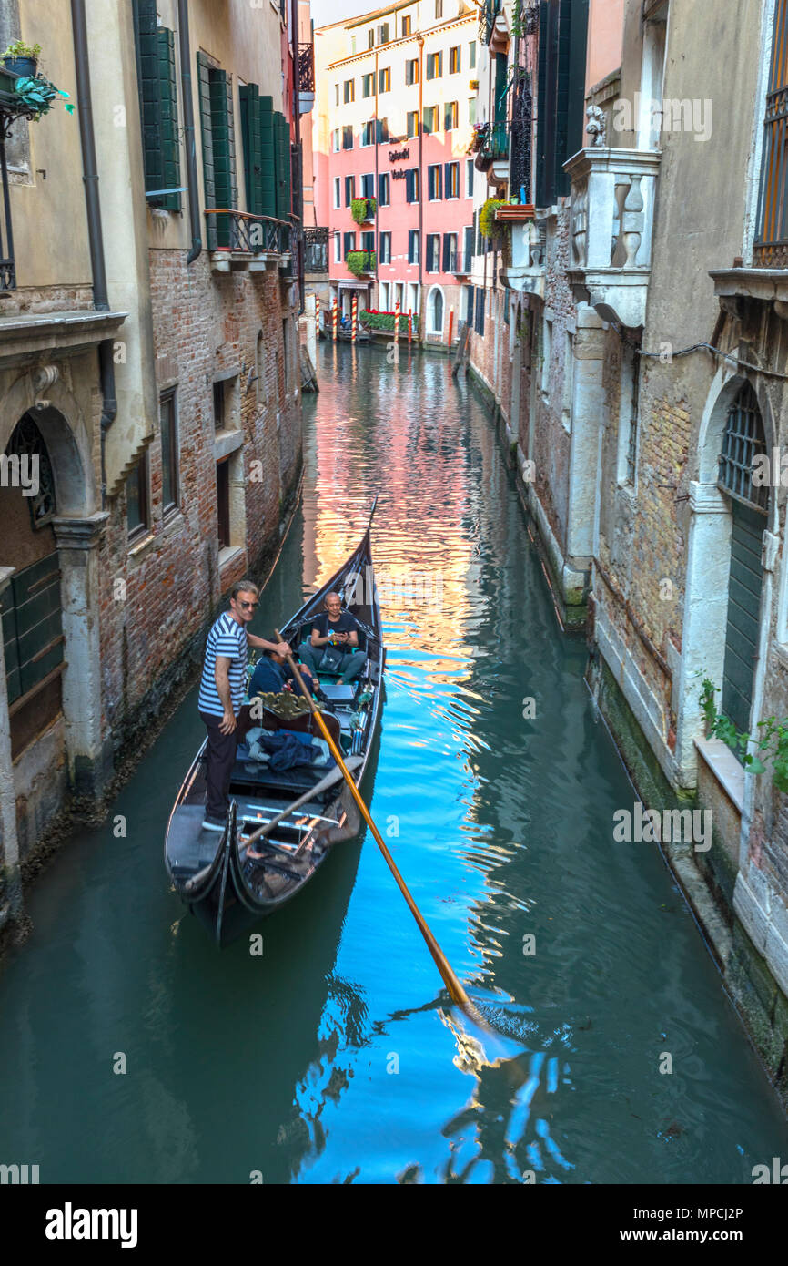 Gondola nel canale veneziano, quartiere di Venezia, Veneto, Italia Foto Stock