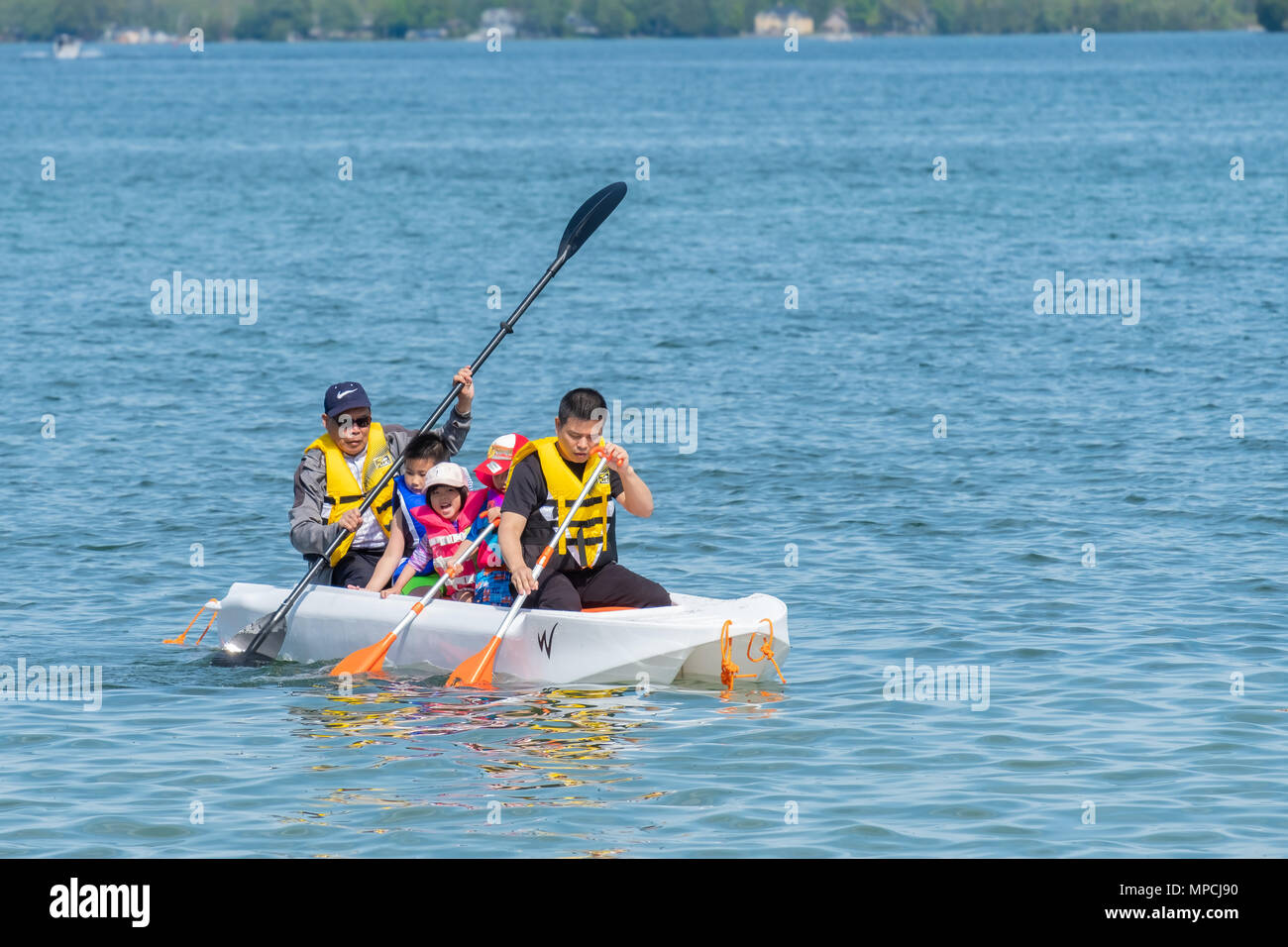Una unità di famiglia spanning 3 generazioni Godetevi il lago su un bellissimo Victoria day weekend lungo. Foto Stock