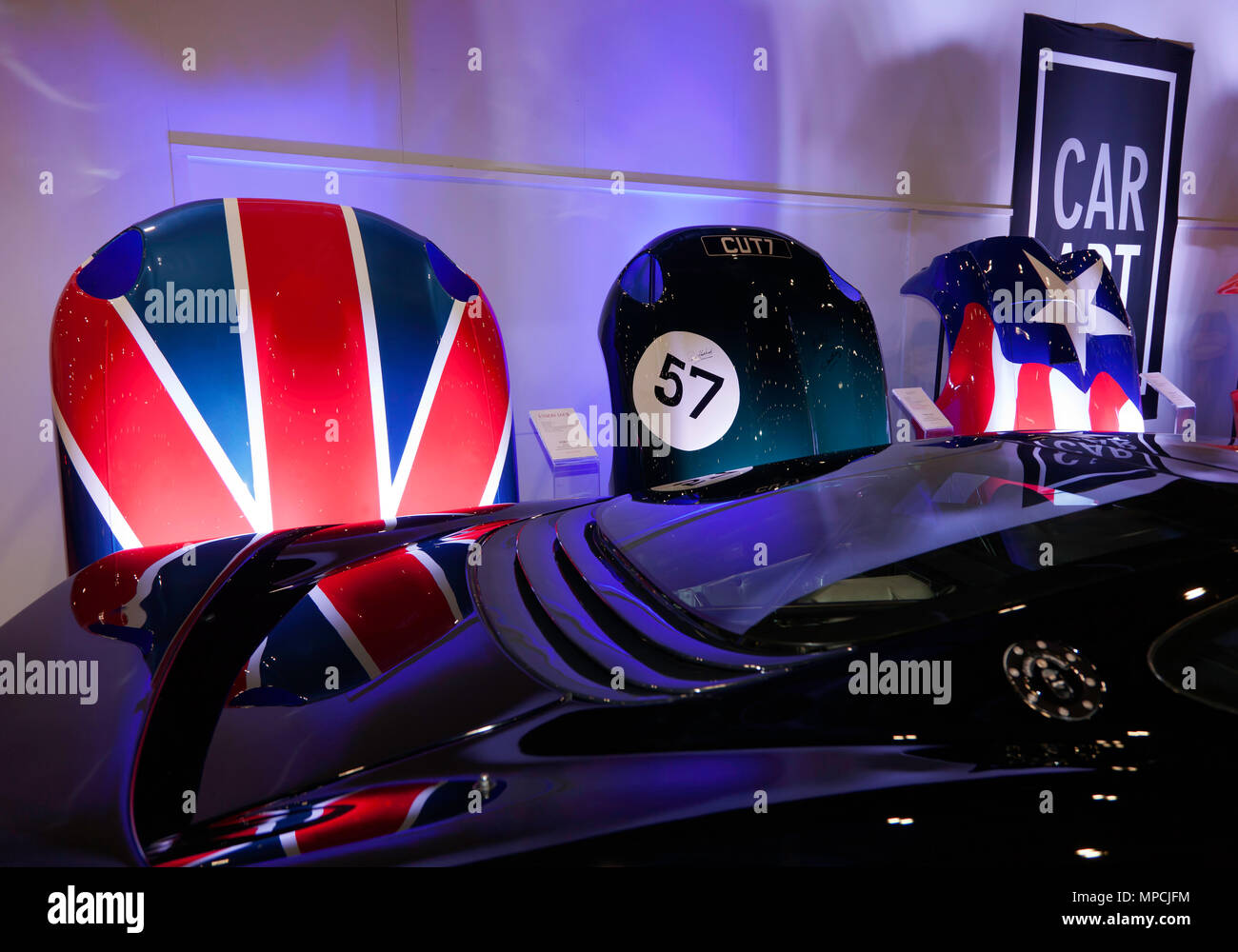 Vista del carART stand al 2018 London Motor Show. Dipinto personalizzato di cofani sono riflesse nella parte posteriore di una Jaguar XJ 220 Foto Stock