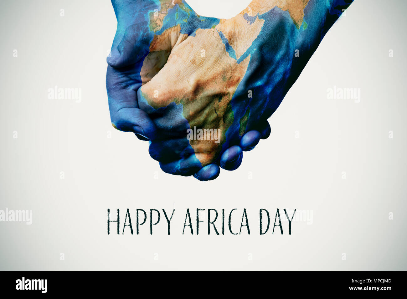 Persone che si tengono per mano modellata con una mappa di Africa (arredata dalla NASA) e il testo africa felice giorno Foto Stock