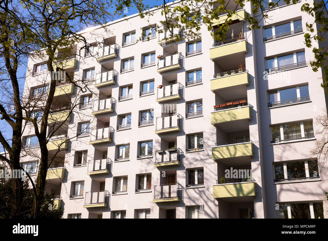 Germania, Colonia, appartamento casa sulla Rennbahn Street nel quartiere Weidenpesch. Deutschland, Koeln, Mehrfamilienhaus an der Rennbahnstrasse in Foto Stock
