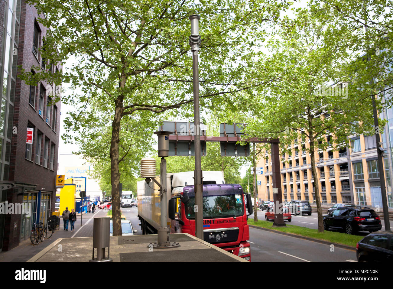 Germania, Colonia, polveri respirabili e aria stazione di misurazione in via Clevischer Ring nel quartiere Muelheim, i picchi più alti in azoto diox Foto Stock