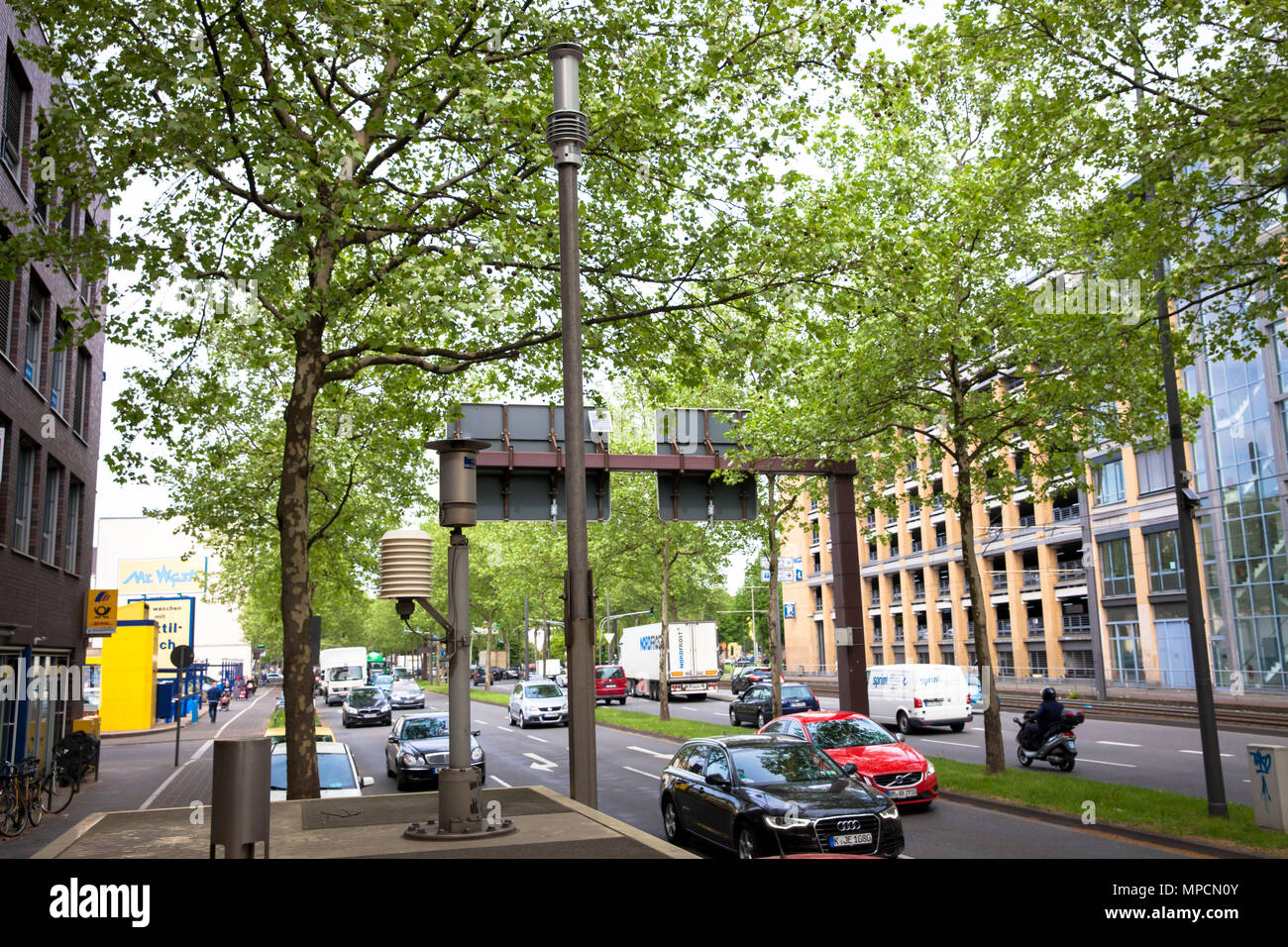 Germania, Colonia, polveri respirabili e aria stazione di misurazione in via Clevischer Ring nel quartiere Muelheim, i picchi più alti in azoto diox Foto Stock