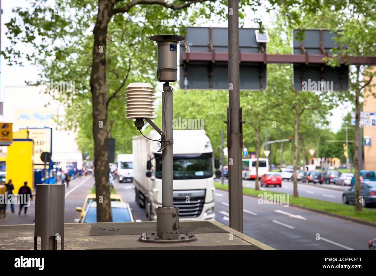 Germania, Colonia, polveri respirabili e aria stazione di misurazione in via Clevischer Ring nel quartiere Muelheim, i picchi più alti in azoto diox Foto Stock