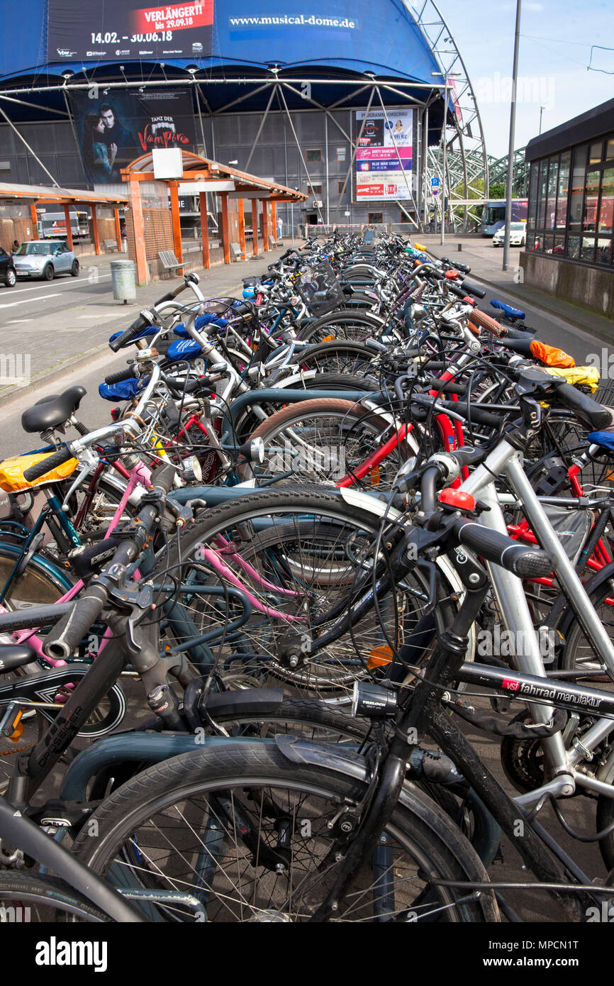 Germania, Colonia, le biciclette parcheggiate davanti la stazione principale a Breslauer Platz. Deutschland, Koeln, abgestellte Fahrraeder vor dem Hauptbahnhof am Foto Stock