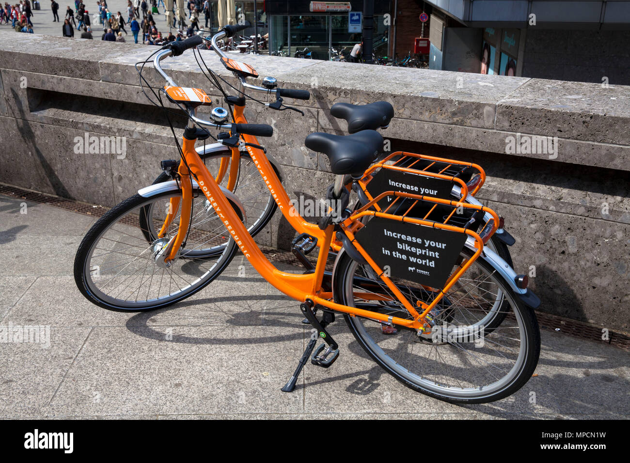 Germania, Colonia, noleggio di biciclette del provider asino Repubblica alla stazione principale. Deutschland, Koeln, Mietfahrraeder des Anbieters asino Repubblica Foto Stock