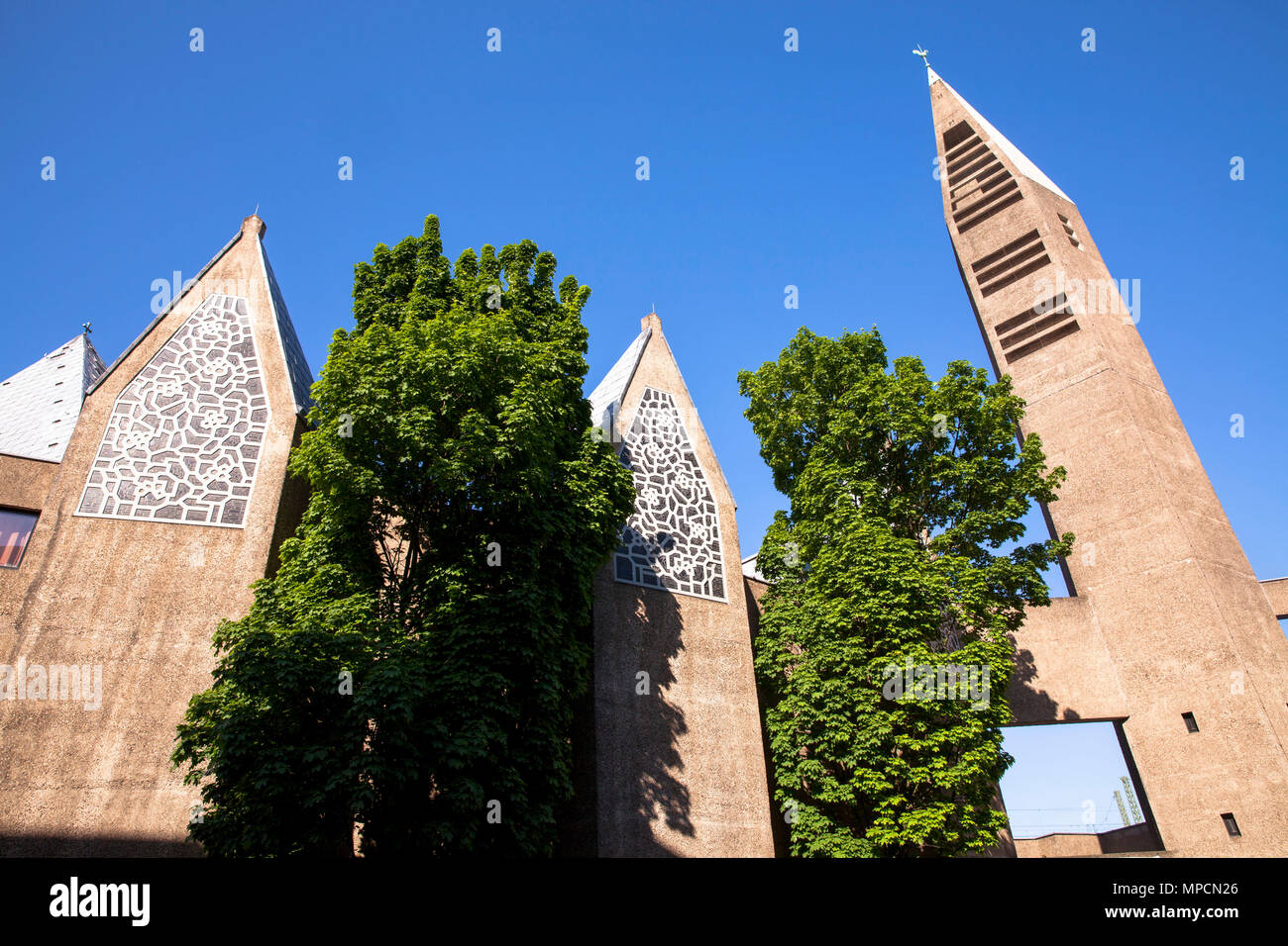 Europa, Germania, Colonia, San Gertrud chiesa dall'architetto Gottfried Boehm sul Krefelder street. Europa, Deutschland, Koeln, San Gertrud Kirche von Foto Stock