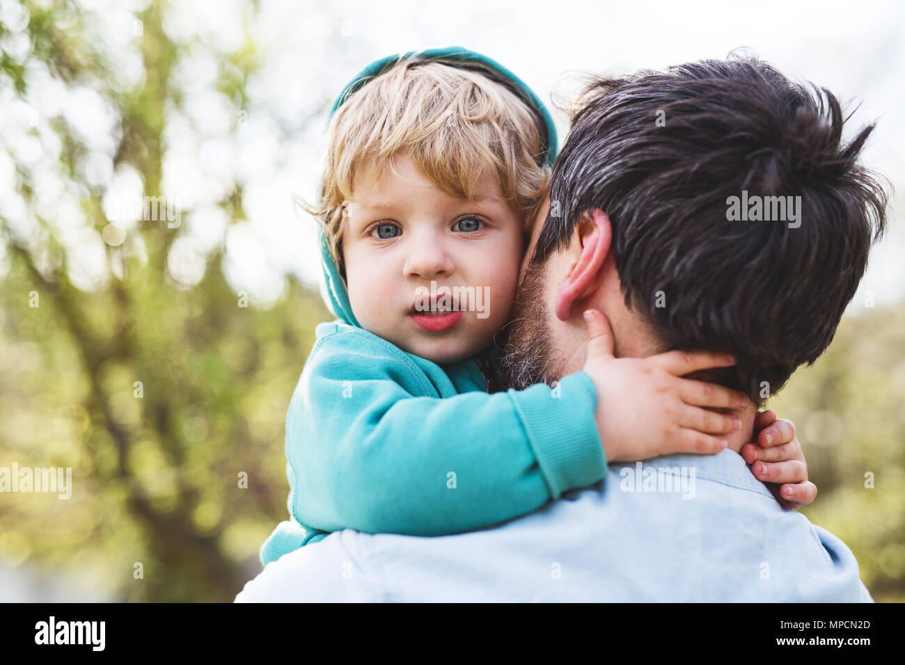 Un padre con suo figlio per bimbi al di fuori in primavera la natura. Foto Stock