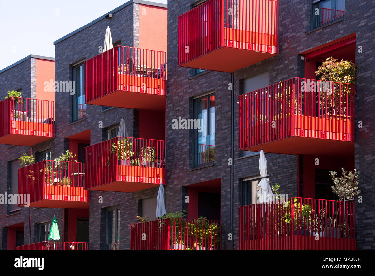 Germania, Colonia, rosso balconi dell'edificio di appartamenti Clouth 3 nel trimestre Clouth nel quartiere Nippes, Kister Scheithauer architetti lordo. Foto Stock