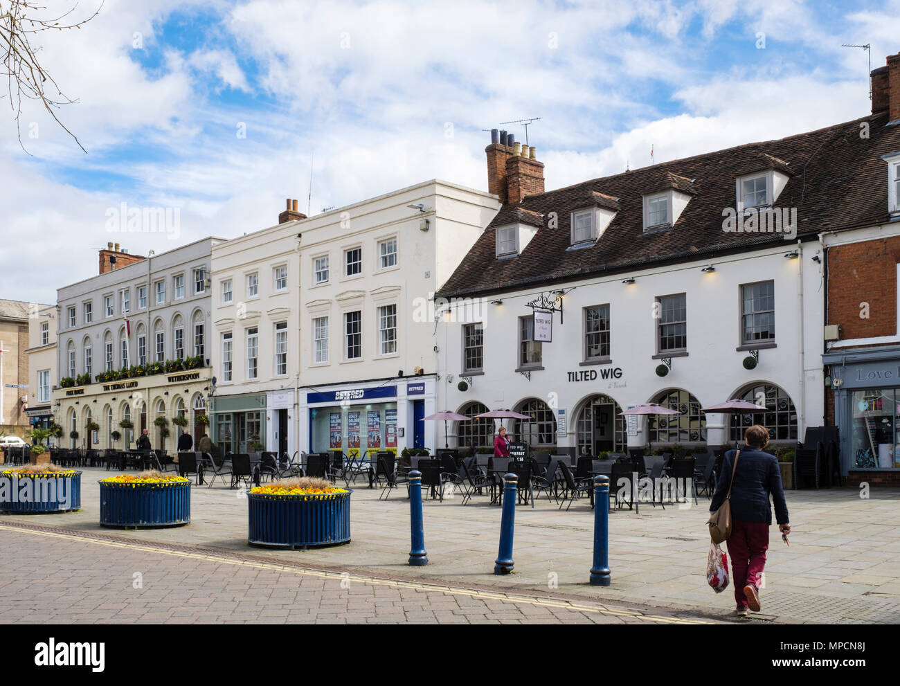 Centro storico pub e inclinato parrucca ristorante nel luogo di mercato, Warwick, Warwickshire, West Midlands, Inghilterra, Regno Unito, Gran Bretagna Foto Stock