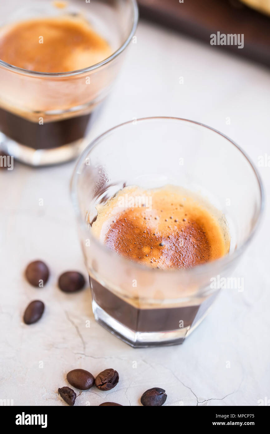 Caffè Espresso coppa di vetro closeup, hot forte bevanda al caffè Foto Stock