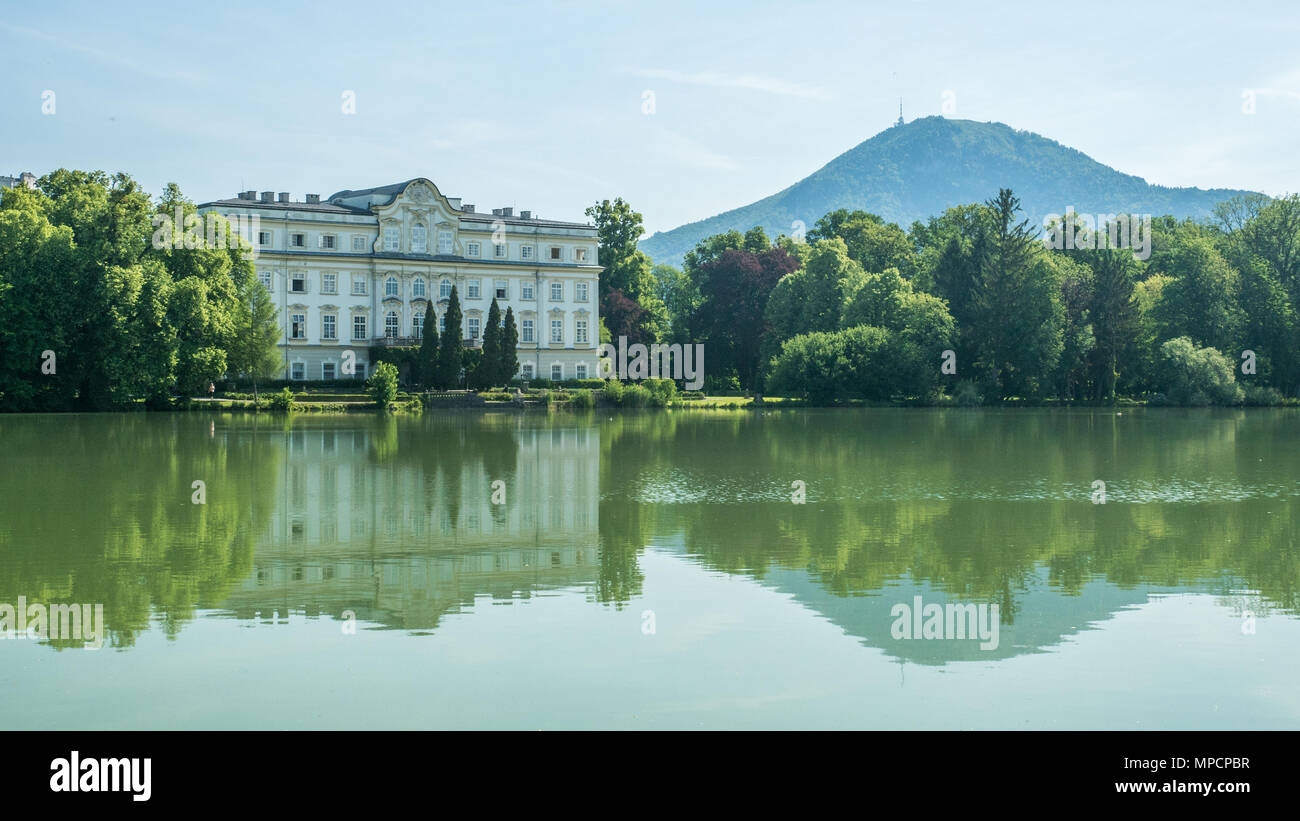 Il rococo "Leopoldskron Palace", nel quartiere di Salisburgo, in Austria. Posizione per il lago di colpi nel film musicale " Il suono della musica Foto Stock