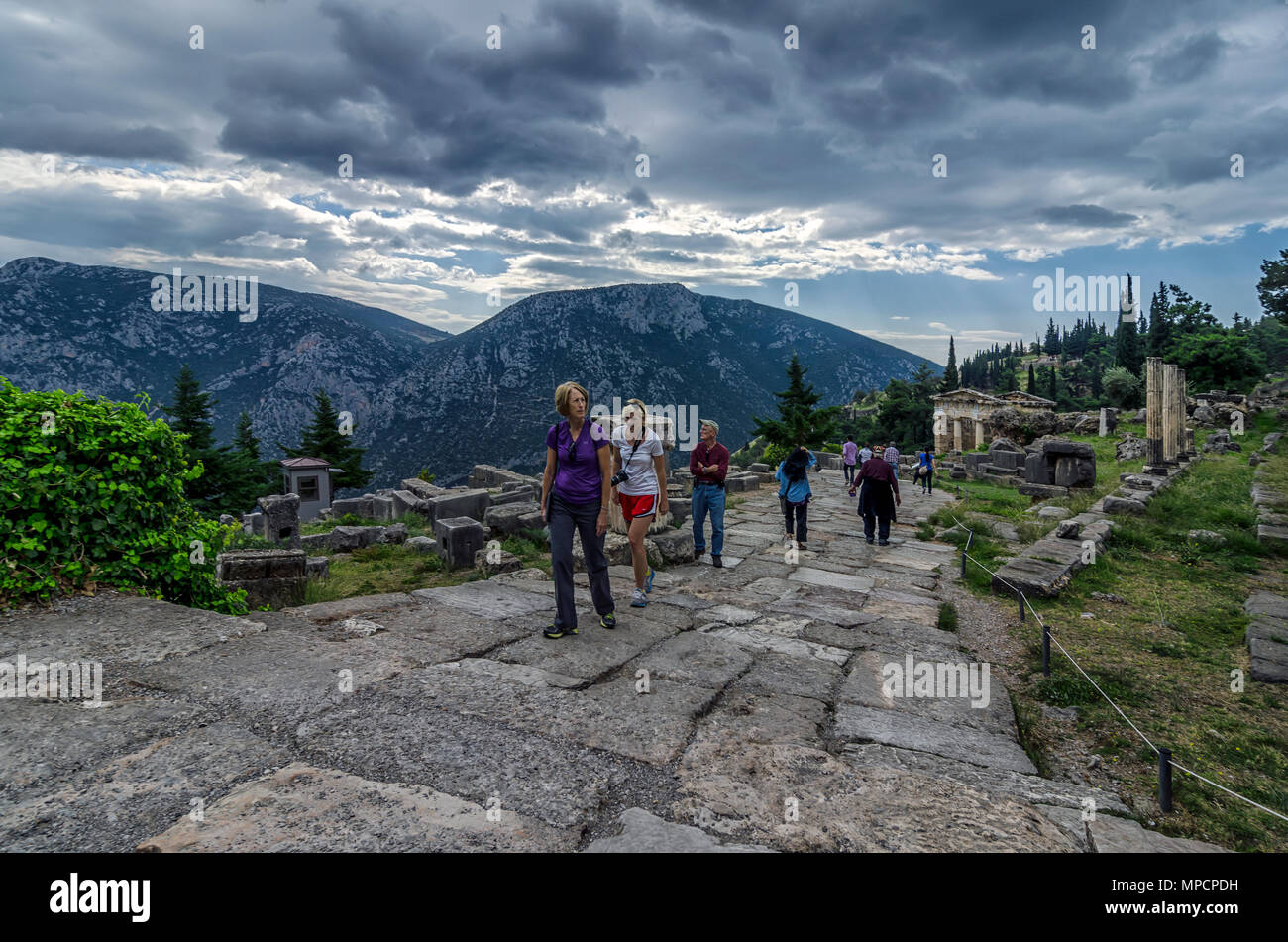 Città di Delphi, Phocis / Grecia - 22 Ottobre 2012: i turisti sono seguendo la via sacra presso il famoso sito archeologico di Delfi Foto Stock