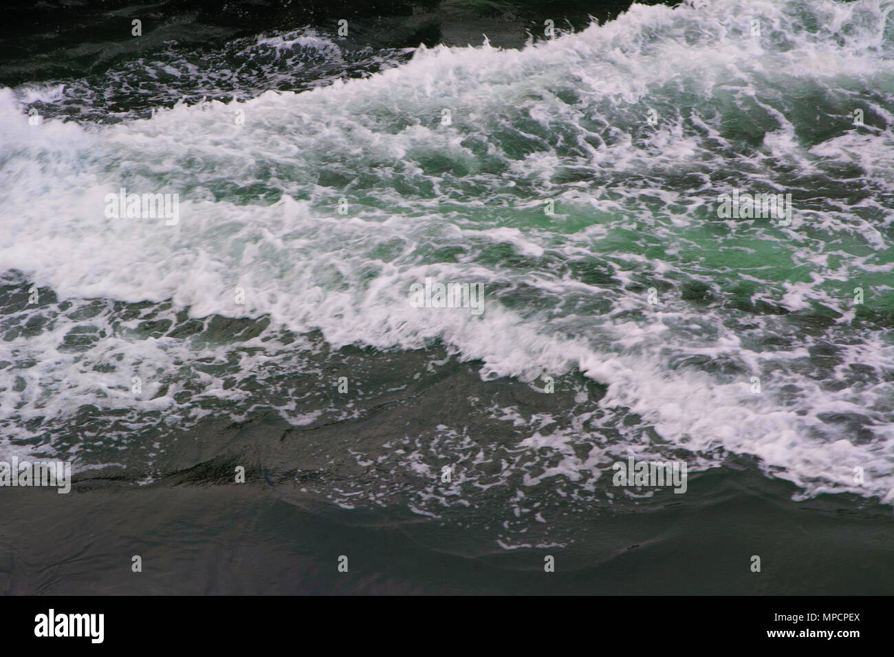 Correndo acqua dopo una velocità delle imbarcazioni bye nel canale. Foto Stock