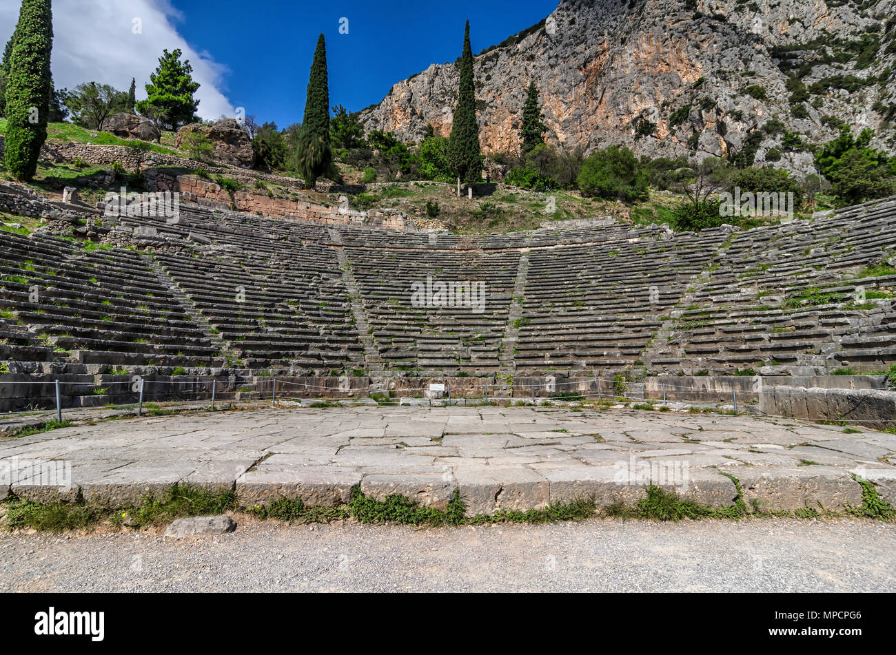 Città di Delphi, Phocis - Grecia. Vista della facciata del Teatro Antico di Delphi presso il sito archeologico di Delfi. Foto Stock
