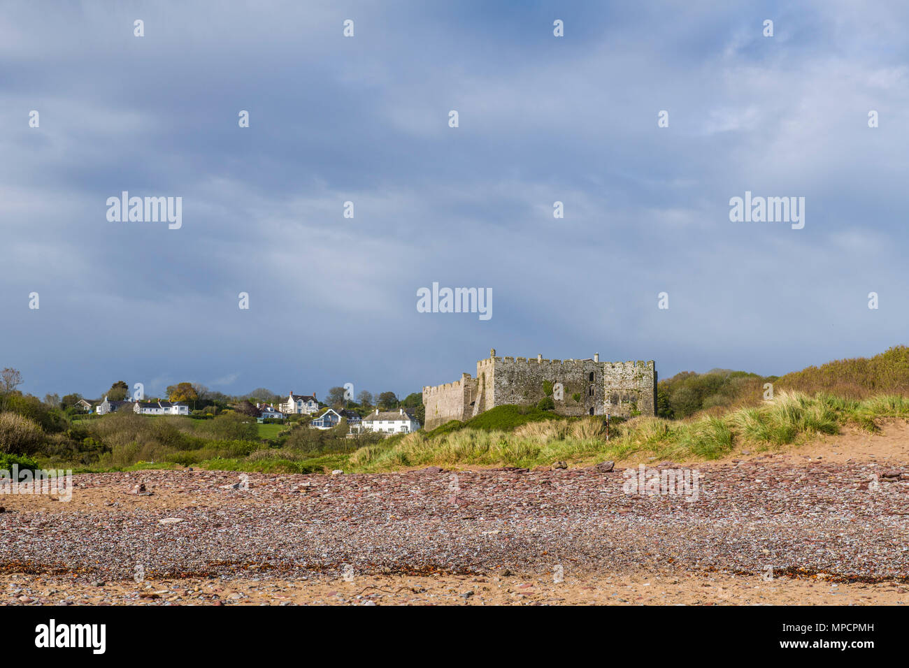 Manorbier Castle, nel sud della costa del Pembrokeshire, a ovest di Tenby, Galles Foto Stock Manorbier Castle, nel sud della costa del Pembrokeshire, a ovest di Tenby, Galles Foto Stock
