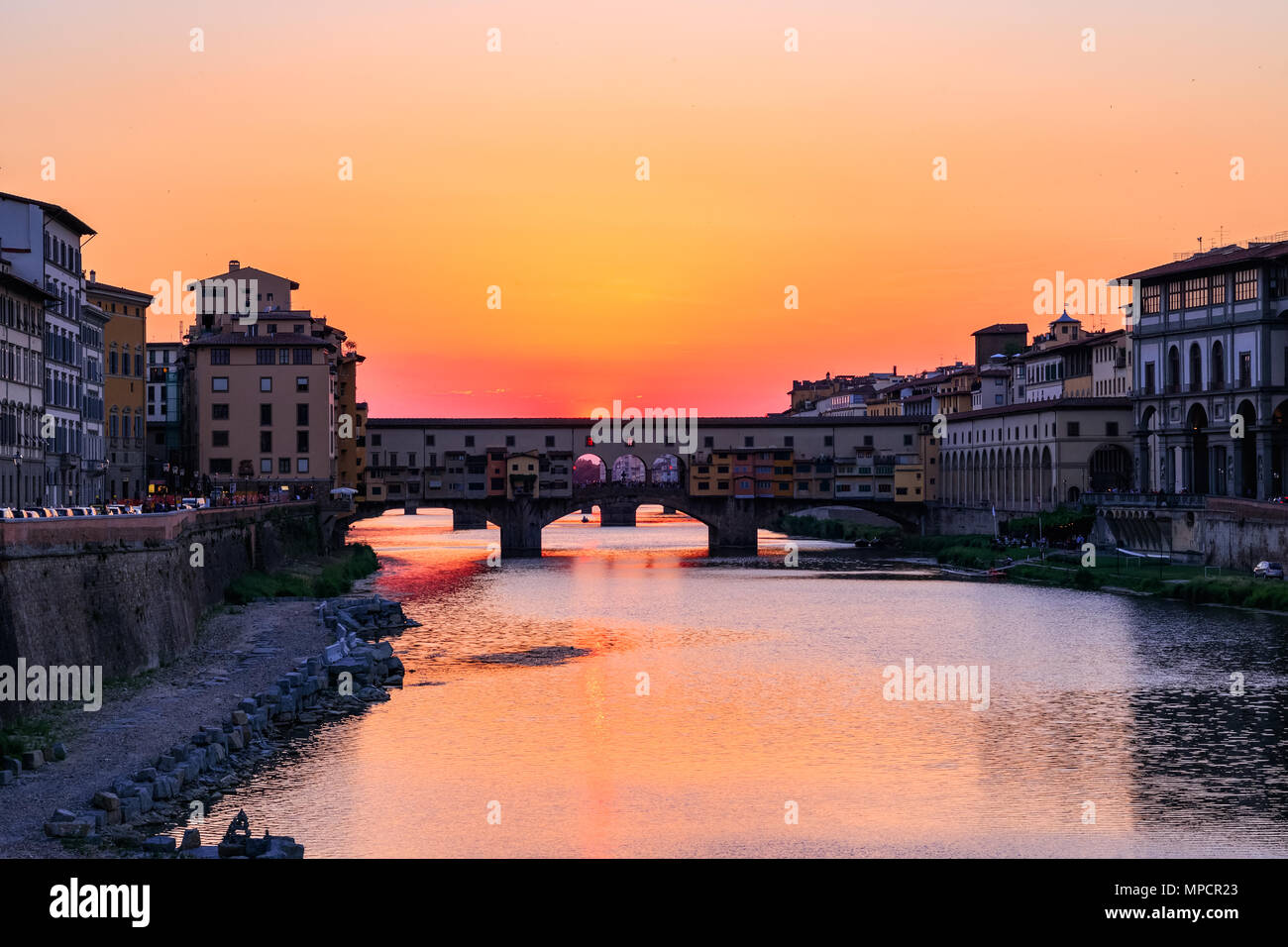 Tramonto al Ponte Vecchio a Firenze sul fiume Arno, Italia Foto Stock